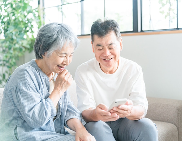 喜んでいる男女の写真